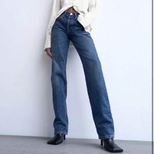 Straight mid rise jeans från zara i mörkblå färg, just dessa säljs inte längre!  Nyskick och storlek 38! 