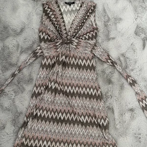 Mönstrad klänning - Använd, i gott skick. Klänningen är i storlek S. Den är mönstrad i färgerna rosa, grå och vit.  Material: 95% polyester 5% elastan 