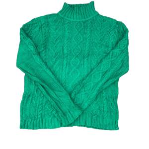 Grön sweatshirt! Modell är 186 och bär vanligtvis M-L. :)