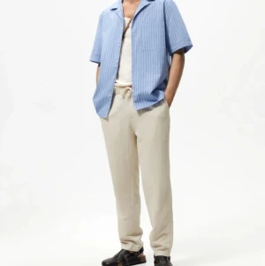 Linnebyxor - Linnebyxor från Zara i storlek M. Använda två gånger. Nypris 550kr