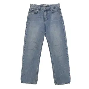 Jeans från Junkyard.  Straight fit, ser ut som Weekdays Rail Mid Loose Jeans. Midjemått 82cm, Innerbenslängd 78cm. 