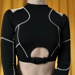 Dolls kill svart crop top - Köpt denna super snygga sportiga toppen från dolls kill. Tyvärr så passade den inte riktigt då spännet sitter lite för spänt på mig. Så skulle säga att det är mer som en XXS än XS. Frakt tillkommer ⛓️🖤
