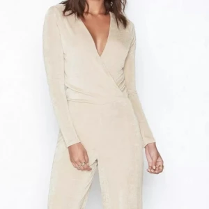 Jumpsuit - Fantastisk fin och stilren jumpsuit från Nelly. Aldrig använd då det inte passar mig. Storlek Xs men passar även en S. 