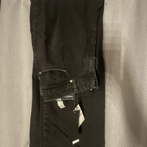 Svarta jeans  - Säljer dessa as snygga jeansen från Asos som tyvär är för små för mig. Dom är i stolek 46 som vanligtvis brukar vara lite för stort för mig, så jag skulle säga att dem sitter som en 44 typ! Säljer dom för 150kr men priset får självklart att diskutera! 