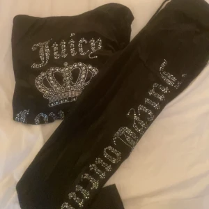 Juicy couture set - Säljer pga kommer inte till användning! Bara använt 1 gång. Kostade 700kr💞 Pris kan diskuteras. ( byxorna är sålda )