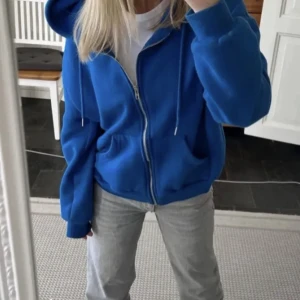 Blå hoodie - Säljer nu min populära zip-up hoodie i denna underbara färgen 🥰