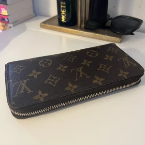 Louis Vuitton zippy wallet  - Louis Vuitton zippy Wallet. Nypris 7450kr. Väldigt omhändertagen i mycket bra skick. Inga repor eller skador på dragkedja eller lädret. Självklart äkta. 