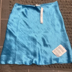 Helt oanvänd blå satin kjol  - En super fin blå satin kjol helt oanvänd från Asos❤️(köparen står för frakt) 