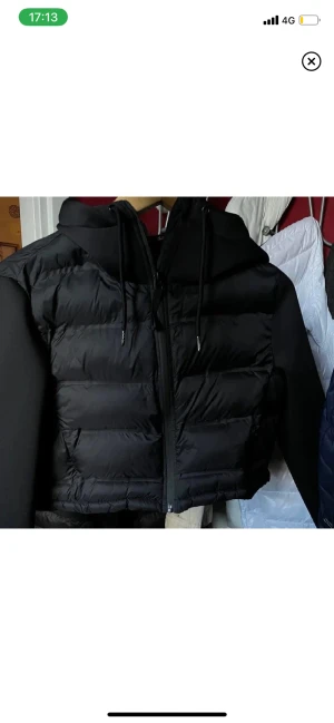 Zara croppad jacka  - Väst/jacka från Zara i kortare modell. Storlek Xs på jackan (Jag är s/xs). Jackan går att spänna åt på midjan. Nyskick💗  (Inte mina bilder) skriv privat för egna bilder   Pris kan diskuteras vid snabb affär 