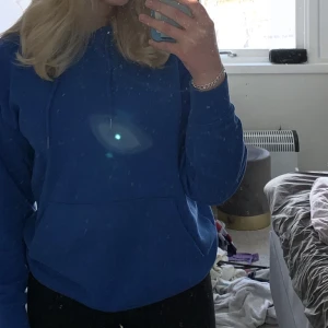 Blå hoodie  - Fin blå hoodie, säljs pga att den inte kommer till användning. Den är i bra skick och är bara använd några få gånger