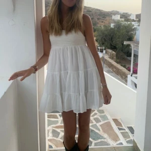 Klänning Zara - Så fin klänning från zara! 🙌 Använd ca 3 ggr och därför i mycket bra skick 💘 Köpte i somras och osäker på om den går att köpa nu ❤️  BUDGIVNING SKER PRIVAT Bud : 220kr  Köp direkt 400kr