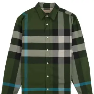 Grön skjorta från Burberry. Skick 8,5/10, använd ett fåtal gånger men inga flaws, storlek m, nypris: 4400:-