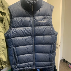 Peak performance puffer väst  - 10/10 skick använd fåtal gånger. Säljer för att den är för stor, Strl M men passar som L 