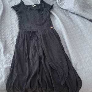 En fin svart lång klänning! Den är o barn storlek men passar också i S. Knappt använt och är i fint skick 