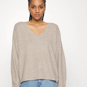 Skön beige tröja perfekt för sommaren! - Skön beige tröja perfekt för sena sommarkvällar, använd ett antal gånger men i extremt fint skick!