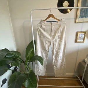 Linnebyxor - Jättefina linnebyxor köpta på Gina för 2-3 år sen. Fortfarande i fint skick. Passar någon runt 170 cm lång och säljer pga. har blivit för små och för korta för mig!