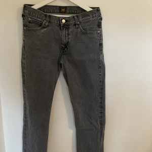 Lee Jeans - Tja, säljer mina Lee Jeans i modellen west. Passformen är straight fit och färgen är en snygg grå svart färg. Köptes för 700kr på rea, säljer för 250kr. Knappt använda och inga tecken på användning alls. Topp skick. Priset är inte hugget i sten. Mvh