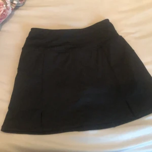 Padel kjol SOC - Säljer en sportig kjol från Stadium. Endast använd ett fåtal gånger och köpt för originalpris 350kr. Det finns shorts under kjolen samt en ficka som man kan se på sista bilden. Kan mötas i Stockholm, hör av er vid frågor😊
