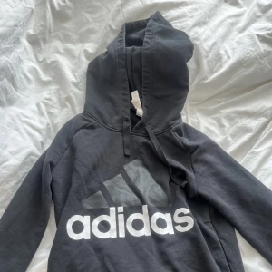 Adidas hoodie - Adidas Hoodie använt fåtal gånger köpt för 499.