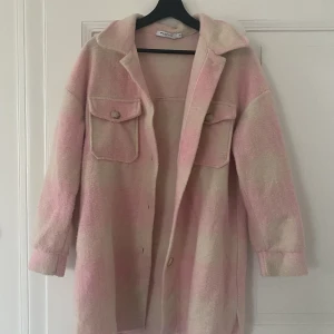 Flanneljacka - Säljer denna jacka som är perfekt till hösten och våren i storlek S från Floyd