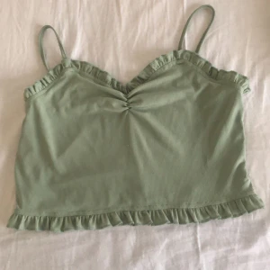 Grön topp  - Säljer den söta topp från SHEIN då den inte används längre. Tröjan är i bra skick och perfekt till sommaren! ☀️🫶🏽