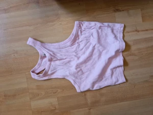 Rosa ribbat linne - Rosa ribbat linnne ifrån HM. skulle säga att den är lite croppad🩷🫶