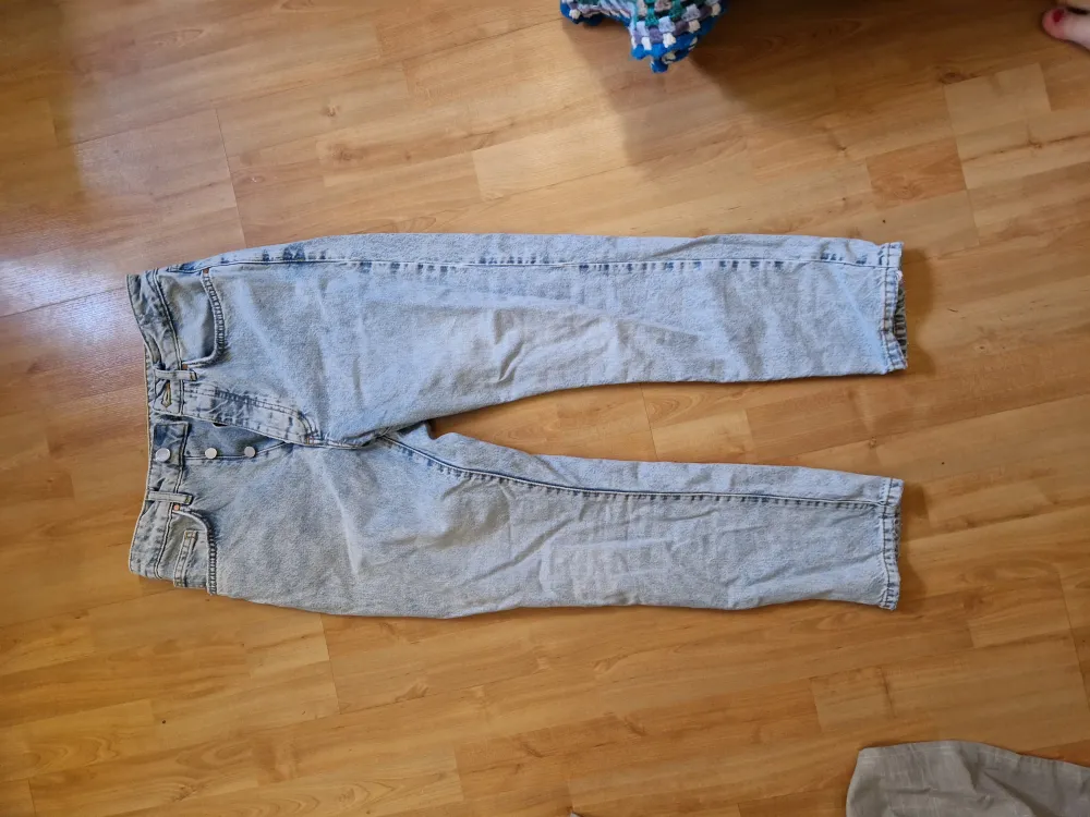 Ljusblå jeans från bikbok. Oanvända. Skulle säga att det är mom-fit i modellen. Storlek 28 skulle jag säga motsvarar S. Bra längd i benen på mig som är 167. Högmidjade.. Jeans & Byxor.