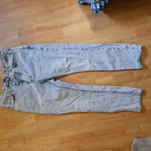 Ljusblå jeans från bikbok. Oanvända. Skulle säga att det är mom-fit i modellen. Storlek 28 skulle jag säga motsvarar S. Bra längd i benen på mig som är 167. Högmidjade.