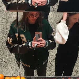 Aelfric Eden jacka  - Så cool varsity jacka nu till våren och sommaren🤩Orginal jacka från aelfric eden. Säljer eftersom jag inte använt den på ett bra tag. Kan tänka mig att gå ner i pris, så kom med prisförslag. En knapp som har åkt bort!