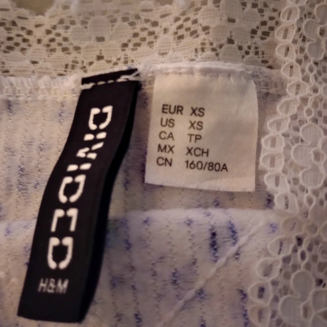 Vitt linne men blåa blommor - 91