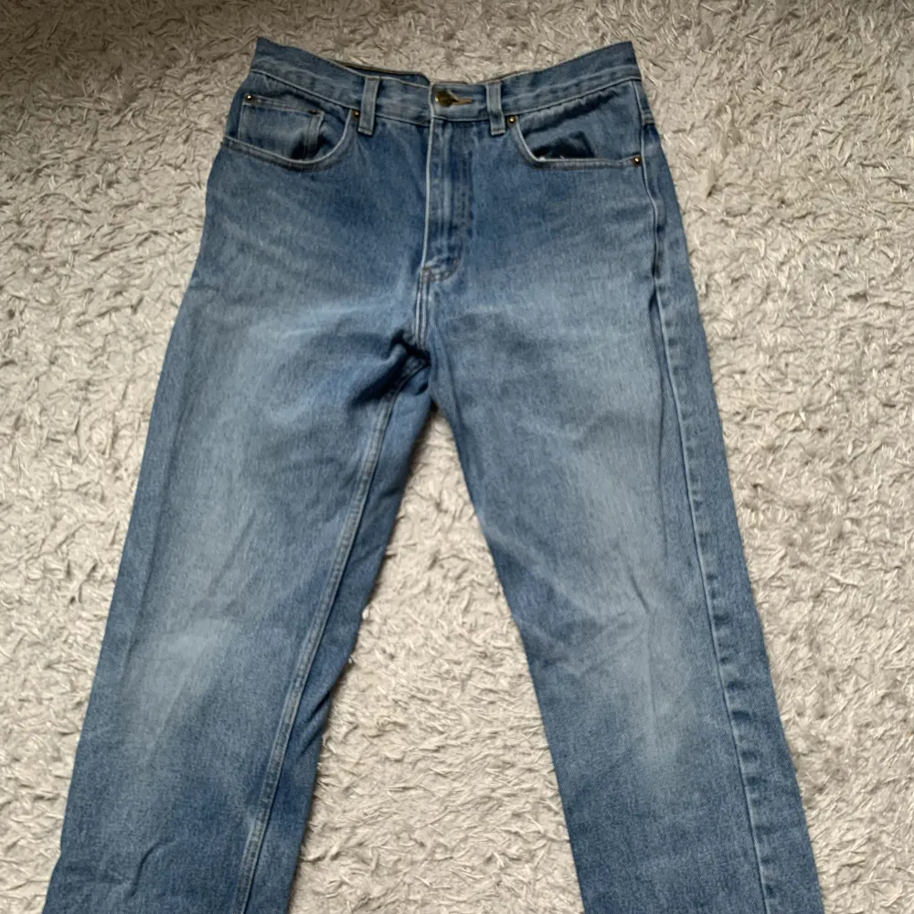 snygga jeans som har använts ett par gånger. storlek 30/32 men känns som 36. funkar tyvärr bara på swish, köparen står för frakt.  längd: 97 cm bredd: 36 cm längd i slutet av byxorna: 19 cm. Jeans & Byxor.