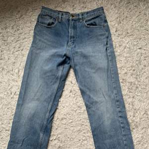 snygga jeans som har använts ett par gånger. storlek 30/32 men känns som 36. funkar tyvärr bara på swish, köparen står för frakt.  längd: 97 cm bredd: 36 cm längd i slutet av byxorna: 19 cm