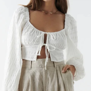 Somrig topp  - Tunn somrig topp från Gina Tricot, stl XS men passar en S. Använd en gång! 