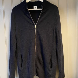Cardigan  - Tja, säljer nu min as feta marinblåa cardigan/kofta från hm. Jag har bara använt tröjan en gång så den är i nyskick. Hör gärna av dig om du har någon fundering, mvh Hugo. 