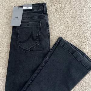 Säljer dessa trendiga och ursnygga jeansen från LTB!💓Helt nya med lapparna kvar! Säljer då de var för långa för mig💓