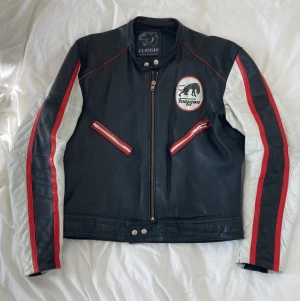 Oversized Bikerjacka  - Läder oversized jag är XS som referens.  Kan skicka mer bilder 