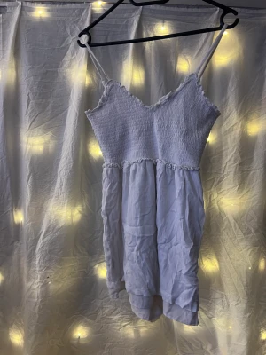 Klänningar  - Nya klänningar och en byxdress olika storlekar, vita= xs, rosa=M