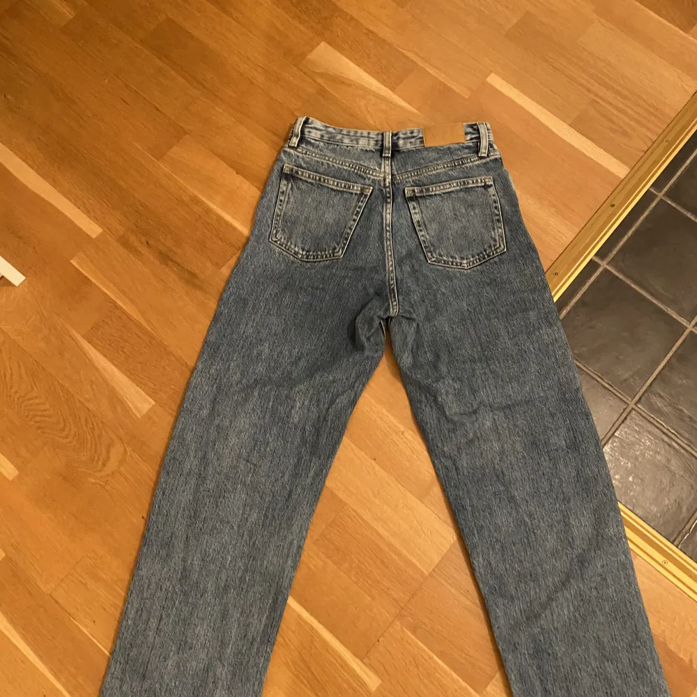 Säljer dessa snygga jeans från Monki. Säljer de för att de börjar bli försmå för mig och att de inte riktigt kommer till användning. De är i storlek 24. . Jeans & Byxor.