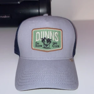 Djinns keps som aldrig används för billigare pris. (Trucker keps) kund betalar för frakt. - Det är en trucker keps som är onsize.