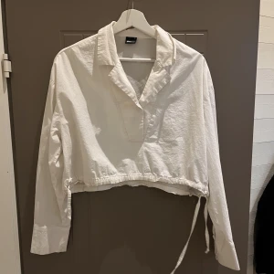 Croppad skjorta - Kort skjorta med knyten i sidorna! 