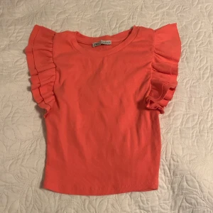 Topp med volang ärm - Zara - Säljer denna superfina sommartorp i storlek S, den känns mer som Xs, använd fåtal gånger💕 väldigt fin men passar inte mig❤️
