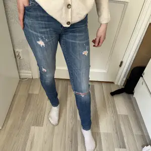 Ett par skinny jeans från Crocker storlek 27/30. Har snygga slitningar och riktiga fickor.