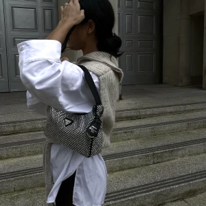 Zara knitted vest - Säljer denna helt oanvända stickade västen med dragkedja från Zara 🤍 nypris 359. Slutsåld 