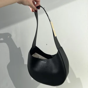 Stylein YARDLY mini bag svart NYSKICK - Stylein YARDLY bag mini säljes. Nyskick med prislapp. Nypris: 1499kr. 