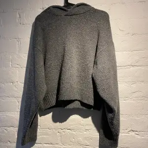 Vårrensning! Stickad hoodie i mörkgrå färg. Inga anmärkningar förutom noppor. Köpare står för frakt.