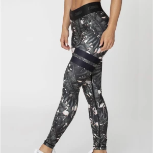 Träningstights från Stronger - Strongertights i väldigt bra skick. Säljer då de inte används, normala i storlek. Nypris: 800kr, Mitt pris: 120kr