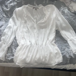 Vit blus 36 - Inte använt alls många gånger så i bra skick och inga märken ❤️