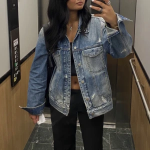 Jeansjacka  - Supersnygg jeansjacka från Calvin Klein! I storlek L 💕