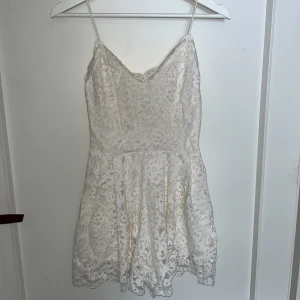 Playsuit - En vit playsuit i spets. Använd endast en gång.