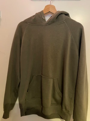 Hoodie - Hoodie från bikbok i storlek S, har växt ut den så kan inte ha den längre, skönt material och mysig, 